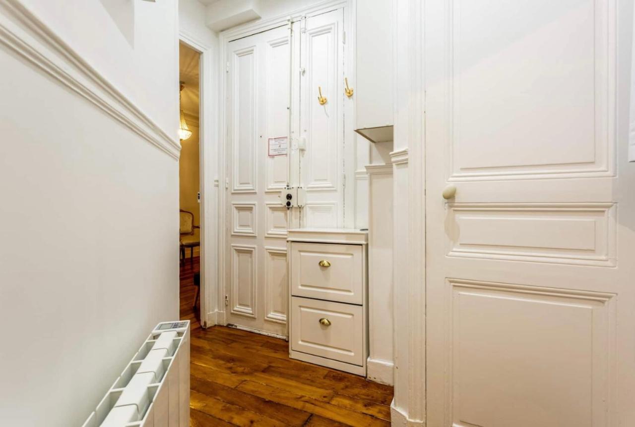 Abbesses - Superbe Appartement Avec Cheminees Париж Екстериор снимка